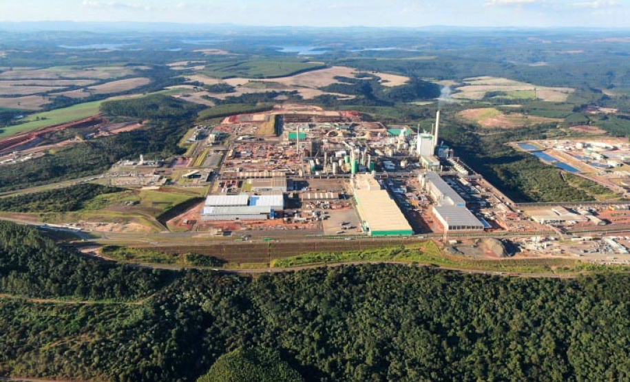 A primeira fase da ampliação das atividades da Klabin. no município de Ortigueira - Projeto Puma II, nos Campos Gerais, recebeu a Licença de Operação (LO) nesta quinta-feira (10). O documento foi entregue pelo Instituto Água e Terra (IAT), órgão vinculado à Secretaria do Desenvolvimento Sustentável e do Turismo (Sedest). - Curitiba, 11/06/2021 - Foto: Rafael Chuí - Klabin