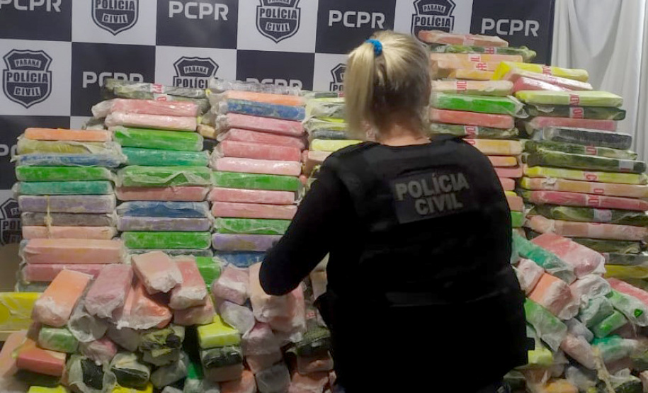A Polícia Civil do Paraná (PCPR) e a Polícia Rodoviária Federal (PRF) apreenderam 1,6 toneladas de maconha, na quinta-feira (10), em Cascavel, na região Oeste do Estado. A droga foi localizada no bagageiro de um ônibus de viagem. A apreensão causa aproximadamente R$ 3,3 milhões em prejuízo ao crime organizado.  -  Cascavel, 11/06/2021  -  Foto: Polícia Civil do Paraná/SESP