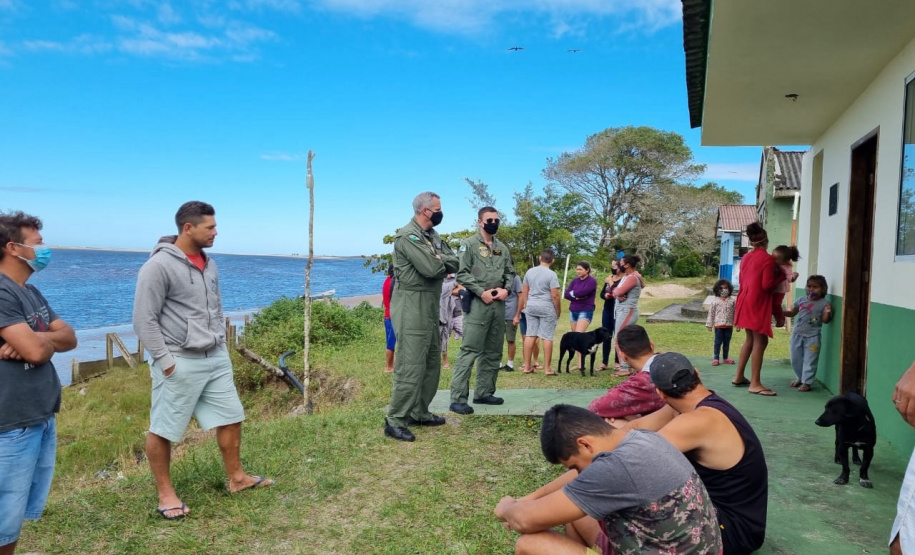 A 1ª Regional de Saúde de Paranaguá com apoio do Batalhão de Polícia Militar de Operações Aéreas (BPMOA), estiveram em duas regiões isoladas do município de Guaraqueçaba nesta sexta-feira (11) para vacinar a população ribeirinha contra a Covid-19. Ao todo, 80 pessoas foram vacinadas. - Paranaguá, 11/06/2021 - Foto: SESA