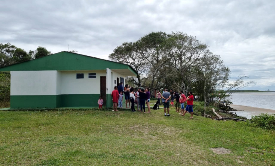 A 1ª Regional de Saúde de Paranaguá com apoio do Batalhão de Polícia Militar de Operações Aéreas (BPMOA), estiveram em duas regiões isoladas do município de Guaraqueçaba nesta sexta-feira (11) para vacinar a população ribeirinha contra a Covid-19. Ao todo, 80 pessoas foram vacinadas. - Paranaguá, 11/06/2021 - Foto: SESA