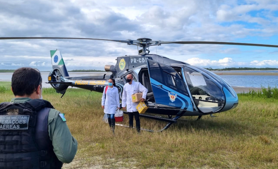 A 1ª Regional de Saúde de Paranaguá com apoio do Batalhão de Polícia Militar de Operações Aéreas (BPMOA), estiveram em duas regiões isoladas do município de Guaraqueçaba nesta sexta-feira (11) para vacinar a população ribeirinha contra a Covid-19. Ao todo, 80 pessoas foram vacinadas. - Paranaguá, 11/06/2021 - Foto: SESA