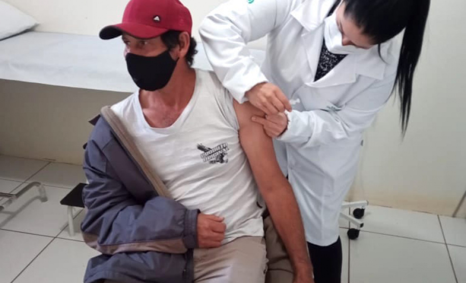 A Secretaria de Estado da Saúde (Sesa) registrou ações de vacinação contra a Covid-19 neste sábado (12) nas 22 Regionais de Saúde do Paraná. A iniciativa faz parte da campanha do Governo do Estado, de vacinação ?De domingo a domingo?. -  Curitiba, 12/06/2021  -  Foto: SESA