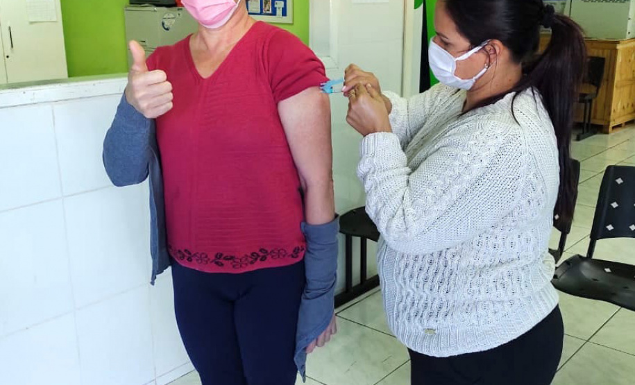 A Secretaria de Estado da Saúde (Sesa) registrou ações de vacinação contra a Covid-19 neste sábado (12) nas 22 Regionais de Saúde do Paraná. A iniciativa faz parte da campanha do Governo do Estado, de vacinação ?De domingo a domingo?.  - Curitiba, 12/06/2021  -  Foto: SESA