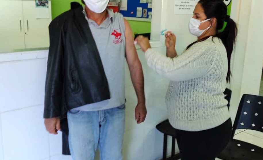 A Secretaria de Estado da Saúde (Sesa) registrou ações de vacinação contra a Covid-19 neste sábado (12) nas 22 Regionais de Saúde do Paraná. A iniciativa faz parte da campanha do Governo do Estado, de vacinação ?De domingo a domingo?.  - Curitiba, 12/06/2021  -  Foto: SESA