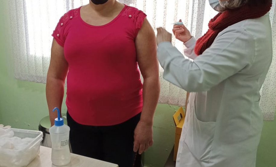 A Secretaria de Estado da Saúde (Sesa) registrou ações de vacinação contra a Covid-19 neste sábado (12) nas 22 Regionais de Saúde do Paraná. A iniciativa faz parte da campanha do Governo do Estado, de vacinação ?De domingo a domingo?.  - Curitiba, 12/06/2021  -  Foto: SESA