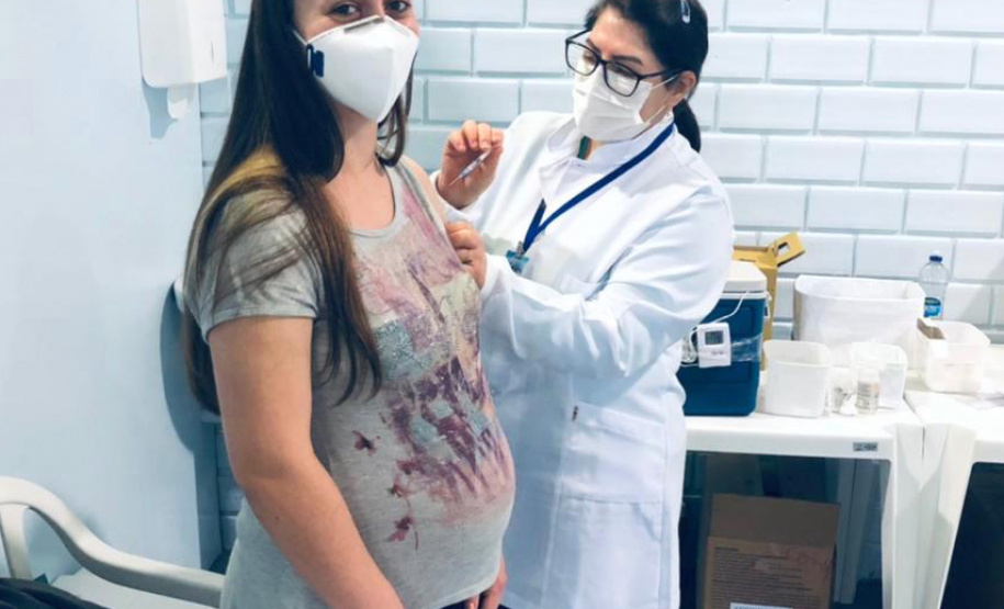 A Secretaria de Estado da Saúde (Sesa) registrou ações de vacinação contra a Covid-19 neste sábado (12) nas 22 Regionais de Saúde do Paraná. A iniciativa faz parte da campanha do Governo do Estado, de vacinação ?De domingo a domingo?.  - Curitiba, 12/06/2021  -  Foto: SESA