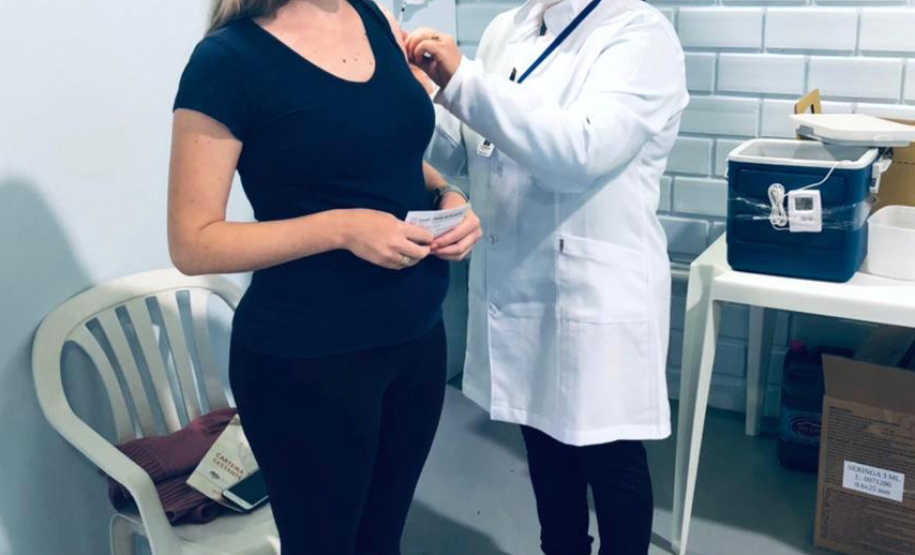 A Secretaria de Estado da Saúde (Sesa) registrou ações de vacinação contra a Covid-19 neste sábado (12) nas 22 Regionais de Saúde do Paraná. A iniciativa faz parte da campanha do Governo do Estado, de vacinação ?De domingo a domingo?.  - Curitiba, 12/06/2021  -  Foto: SESA