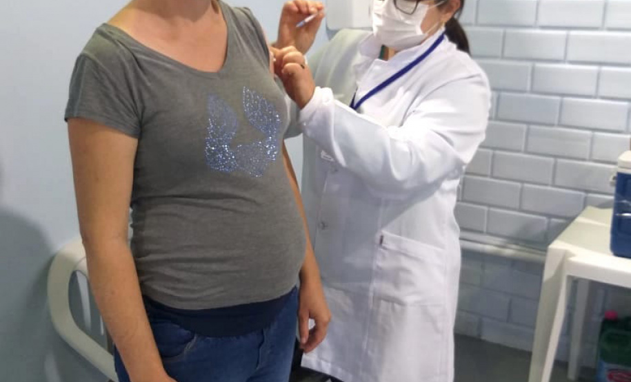 A Secretaria de Estado da Saúde (Sesa) registrou ações de vacinação contra a Covid-19 neste sábado (12) nas 22 Regionais de Saúde do Paraná. A iniciativa faz parte da campanha do Governo do Estado, de vacinação ?De domingo a domingo?.  - Curitiba, 12/06/2021  -  Foto: SESA