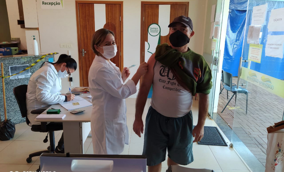 A Secretaria de Estado da Saúde (Sesa) registrou ações de vacinação contra a Covid-19 neste sábado (12) nas 22 Regionais de Saúde do Paraná. A iniciativa faz parte da campanha do Governo do Estado, de vacinação ?De domingo a domingo?.  - Curitiba, 12/06/2021  -  Foto: SESA