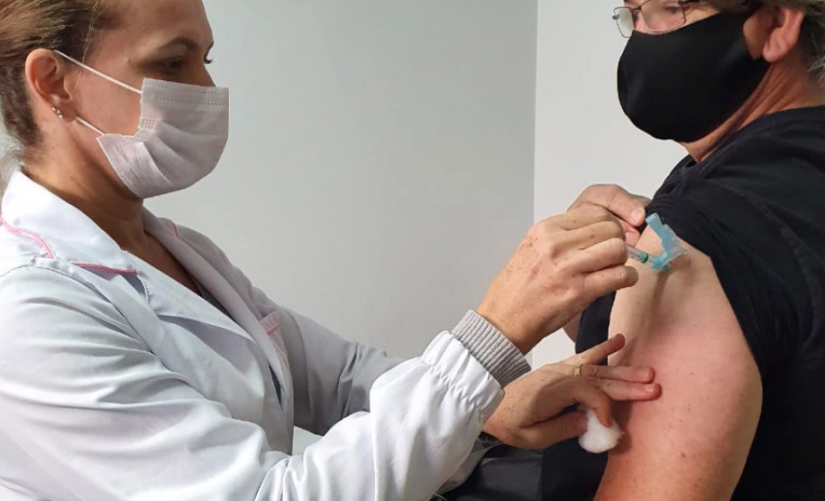 A Secretaria de Estado da Saúde (Sesa) registrou ações de vacinação contra a Covid-19 neste sábado (12) nas 22 Regionais de Saúde do Paraná. A iniciativa faz parte da campanha do Governo do Estado, de vacinação ?De domingo a domingo?.  - Curitiba, 12/06/2021  -  Foto: SESA