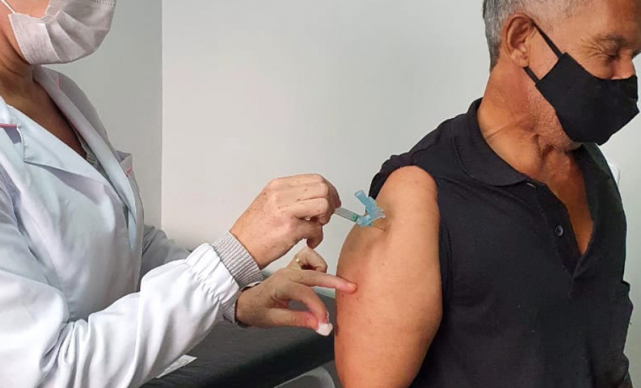 A Secretaria de Estado da Saúde (Sesa) registrou ações de vacinação contra a Covid-19 neste sábado (12) nas 22 Regionais de Saúde do Paraná. A iniciativa faz parte da campanha do Governo do Estado, de vacinação ?De domingo a domingo?.  - Curitiba, 12/06/2021  -  Foto: SESA