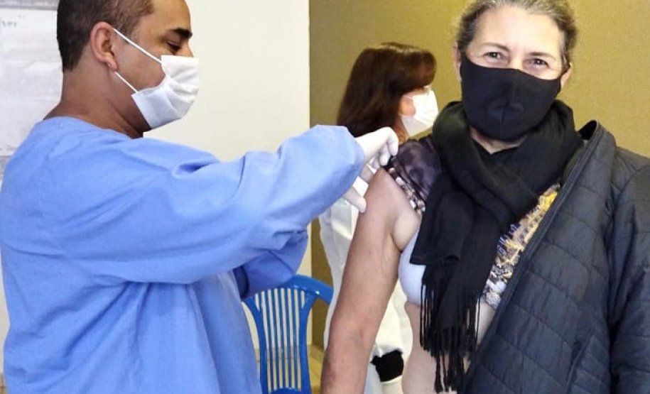 A Secretaria de Estado da Saúde (Sesa) registrou ações de vacinação contra a Covid-19 neste sábado (12) nas 22 Regionais de Saúde do Paraná. A iniciativa faz parte da campanha do Governo do Estado, de vacinação ?De domingo a domingo?.  - Curitiba, 12/06/2021  -  Foto: SESA