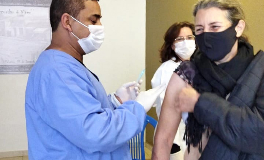 A Secretaria de Estado da Saúde (Sesa) registrou ações de vacinação contra a Covid-19 neste sábado (12) nas 22 Regionais de Saúde do Paraná. A iniciativa faz parte da campanha do Governo do Estado, de vacinação ?De domingo a domingo?.  - Curitiba, 12/06/2021  -  Foto: SESA