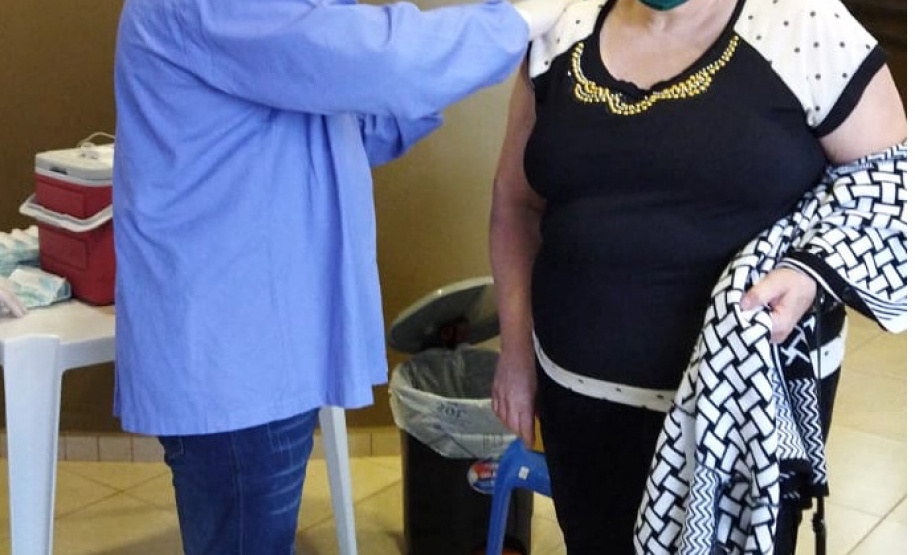 A Secretaria de Estado da Saúde (Sesa) registrou ações de vacinação contra a Covid-19 neste sábado (12) nas 22 Regionais de Saúde do Paraná. A iniciativa faz parte da campanha do Governo do Estado, de vacinação ?De domingo a domingo?.  - Curitiba, 12/06/2021  -  Foto: SESA