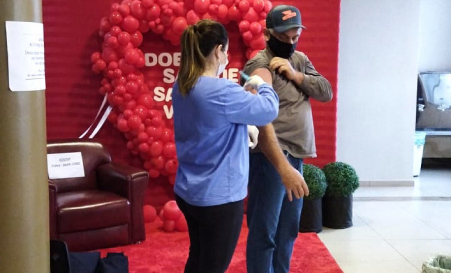 A Secretaria de Estado da Saúde (Sesa) registrou ações de vacinação contra a Covid-19 neste sábado (12) nas 22 Regionais de Saúde do Paraná. A iniciativa faz parte da campanha do Governo do Estado, de vacinação ?De domingo a domingo?.  - Curitiba, 12/06/2021  -  Foto: SESA