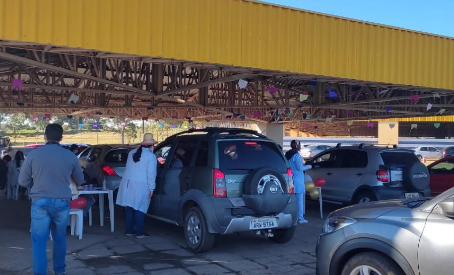 A Secretaria de Estado da Saúde (Sesa) registrou ações de vacinação contra a Covid-19 neste sábado (12) nas 22 Regionais de Saúde do Paraná. A iniciativa faz parte da campanha do Governo do Estado, de vacinação ?De domingo a domingo?.  - Curitiba, 12/06/2021  -  Foto: SESA