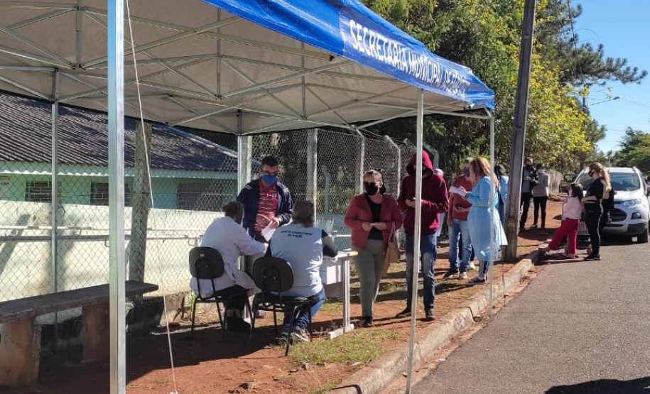 A Secretaria de Estado da Saúde (Sesa) registrou ações de vacinação contra a Covid-19 neste sábado (12) nas 22 Regionais de Saúde do Paraná. A iniciativa faz parte da campanha do Governo do Estado, de vacinação ?De domingo a domingo?.  - Curitiba, 12/06/2021  -  Foto: SESA