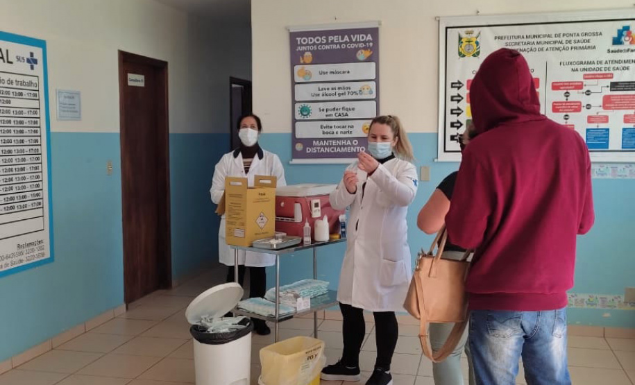 A Secretaria de Estado da Saúde (Sesa) registrou ações de vacinação contra a Covid-19 neste sábado (12) nas 22 Regionais de Saúde do Paraná. A iniciativa faz parte da campanha do Governo do Estado, de vacinação ?De domingo a domingo?.  - Curitiba, 12/06/2021  -  Foto: SESA