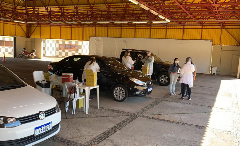 A Secretaria de Estado da Saúde (Sesa) registrou ações de vacinação contra a Covid-19 neste sábado (12) nas 22 Regionais de Saúde do Paraná. A iniciativa faz parte da campanha do Governo do Estado, de vacinação ?De domingo a domingo?.  - Curitiba, 12/06/2021  -  Foto: SESA