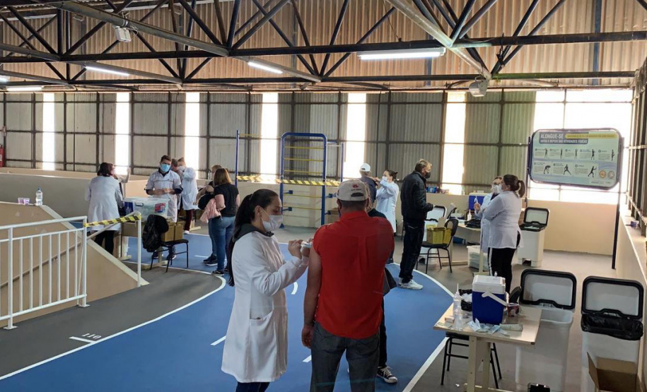 A Secretaria de Estado da Saúde (Sesa) registrou ações de vacinação contra a Covid-19 neste sábado (12) nas 22 Regionais de Saúde do Paraná. A iniciativa faz parte da campanha do Governo do Estado, de vacinação ?De domingo a domingo?.  - Curitiba, 12/06/2021  -  Foto: SESA