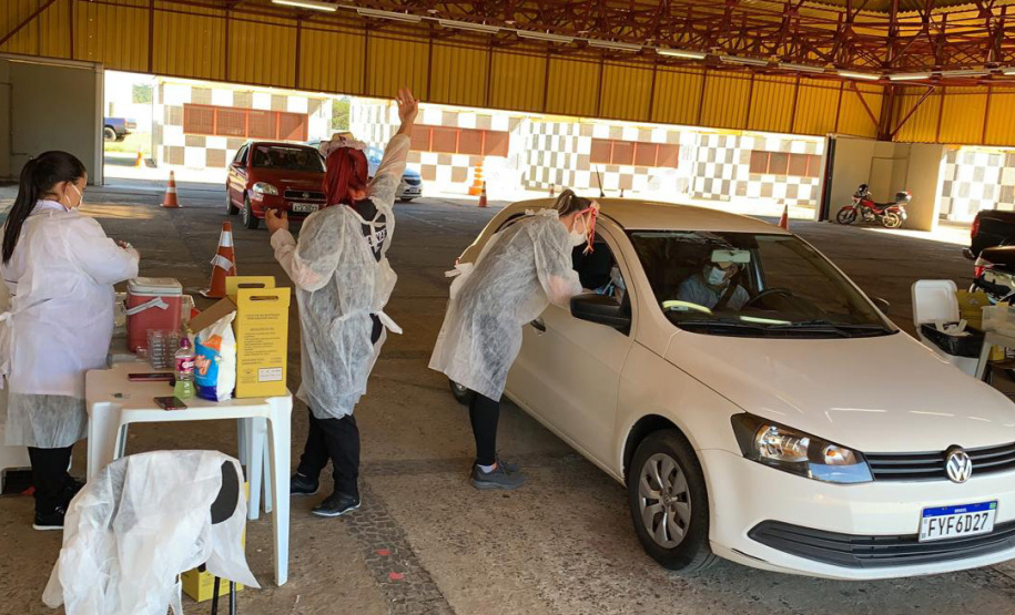 A Secretaria de Estado da Saúde (Sesa) registrou ações de vacinação contra a Covid-19 neste sábado (12) nas 22 Regionais de Saúde do Paraná. A iniciativa faz parte da campanha do Governo do Estado, de vacinação ?De domingo a domingo?.  - Curitiba, 12/06/2021  -  Foto: SESA