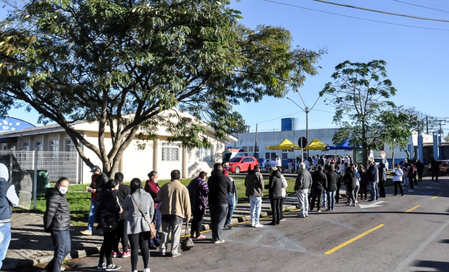 A Secretaria de Estado da Saúde (Sesa) registrou ações de vacinação contra a Covid-19 neste sábado (12) nas 22 Regionais de Saúde do Paraná. A iniciativa faz parte da campanha do Governo do Estado, de vacinação ?De domingo a domingo?.  - Curitiba, 12/06/2021  -  Foto: SESA
