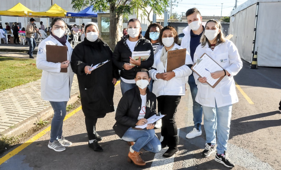 A Secretaria de Estado da Saúde (Sesa) registrou ações de vacinação contra a Covid-19 neste sábado (12) nas 22 Regionais de Saúde do Paraná. A iniciativa faz parte da campanha do Governo do Estado, de vacinação ?De domingo a domingo?.  - Curitiba, 12/06/2021  -  Foto: SESA