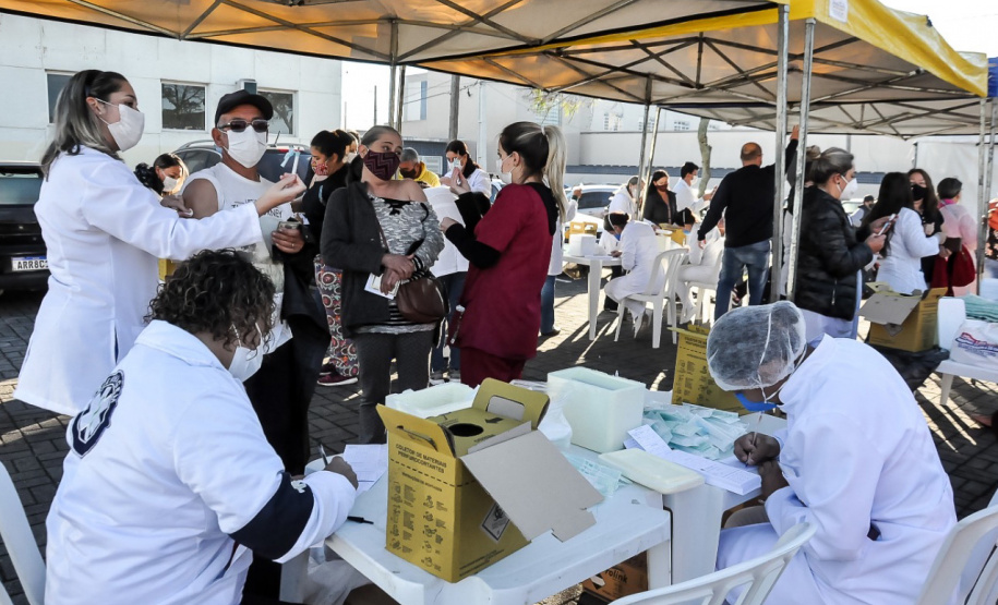 A Secretaria de Estado da Saúde (Sesa) registrou ações de vacinação contra a Covid-19 neste sábado (12) nas 22 Regionais de Saúde do Paraná. A iniciativa faz parte da campanha do Governo do Estado, de vacinação ?De domingo a domingo?. -  Curitiba, 12/06/2021  -  Foto: SESA