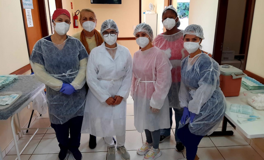 A Secretaria de Estado da Saúde (Sesa) registrou ações de vacinação contra a Covid-19 neste sábado (12) nas 22 Regionais de Saúde do Paraná. A iniciativa faz parte da campanha do Governo do Estado, de vacinação ?De domingo a domingo?.  - Curitiba, 12/06/2021  -  Foto: SESA