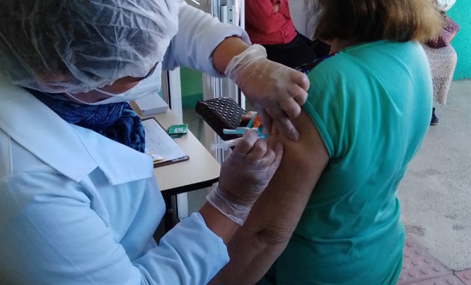 A Secretaria de Estado da Saúde (Sesa) registrou ações de vacinação contra a Covid-19 neste sábado (12) nas 22 Regionais de Saúde do Paraná. A iniciativa faz parte da campanha do Governo do Estado, de vacinação ?De domingo a domingo?.  - Curitiba, 12/06/2021  -  Foto: SESA