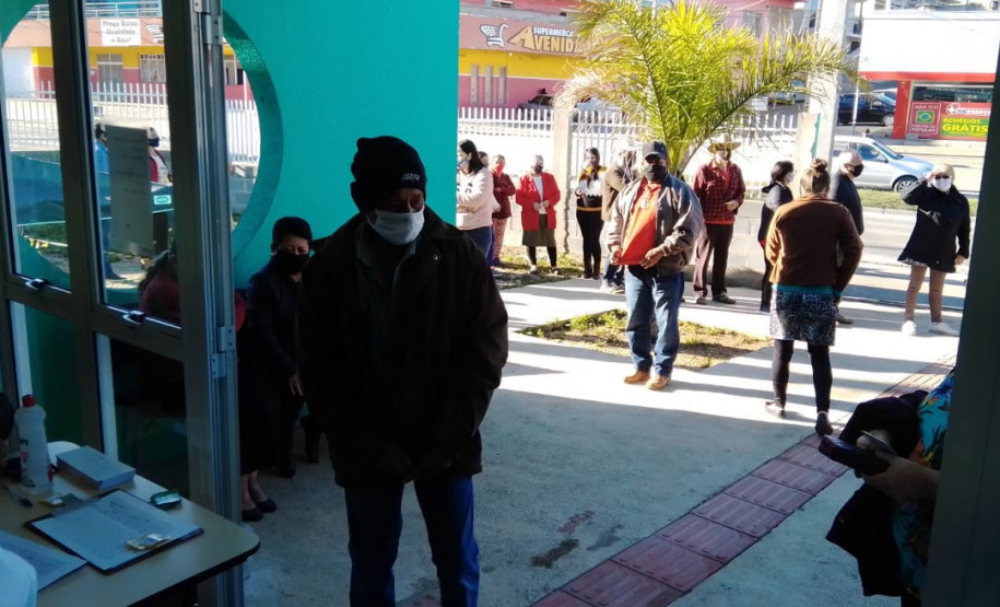 A Secretaria de Estado da Saúde (Sesa) registrou ações de vacinação contra a Covid-19 neste sábado (12) nas 22 Regionais de Saúde do Paraná. A iniciativa faz parte da campanha do Governo do Estado, de vacinação ?De domingo a domingo?.  - Curitiba, 12/06/2021  -  Foto: SESA