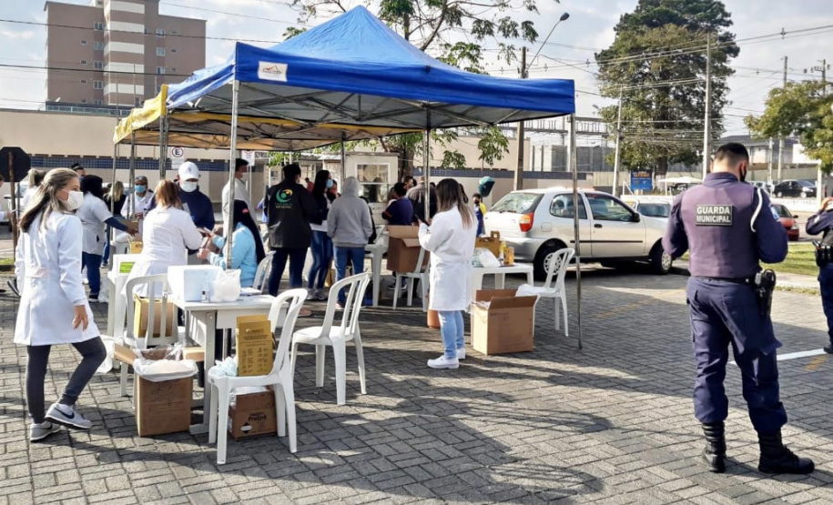 A Secretaria de Estado da Saúde (Sesa) registrou ações de vacinação contra a Covid-19 neste sábado (12) nas 22 Regionais de Saúde do Paraná. A iniciativa faz parte da campanha do Governo do Estado, de vacinação ?De domingo a domingo?.  - Curitiba, 12/06/2021  -  Foto: SESA