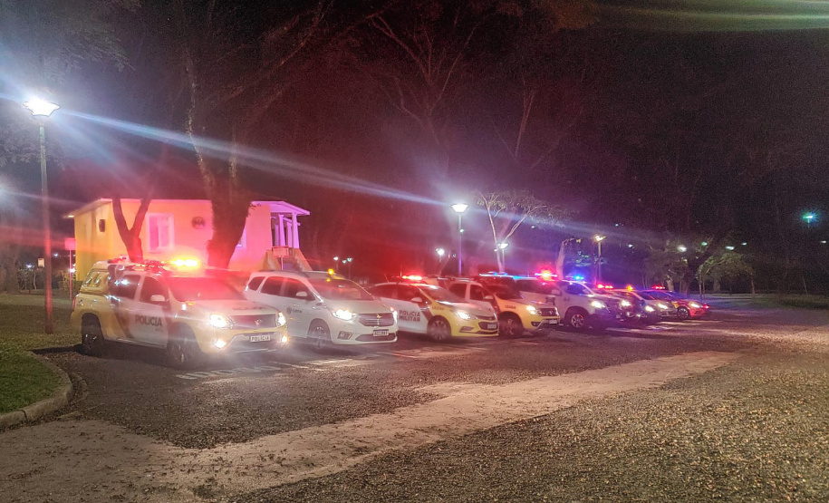 As equipes da Ação Integrada de Fiscalização Urbana (AIFU) fecharam três estabelecimentos comerciais e apreenderam uma máquina caça níquel e 12 maços de cigarros contrabandeados