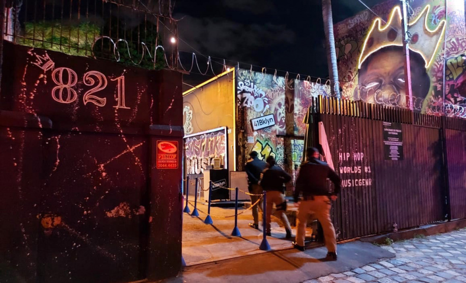 As equipes da Ação Integrada de Fiscalização Urbana (AIFU) fecharam três estabelecimentos comerciais e apreenderam uma máquina caça níquel e 12 maços de cigarros contrabandeados