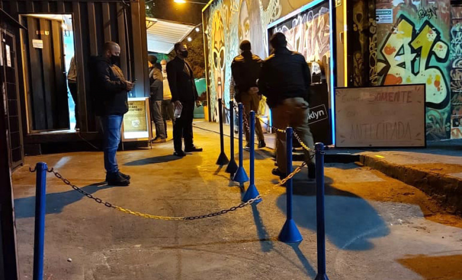 As equipes da Ação Integrada de Fiscalização Urbana (AIFU) fecharam três estabelecimentos comerciais e apreenderam uma máquina caça níquel e 12 maços de cigarros contrabandeados