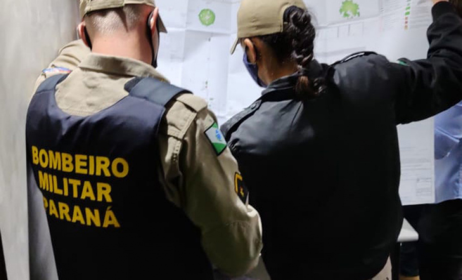 As equipes da Ação Integrada de Fiscalização Urbana (AIFU) fecharam três estabelecimentos comerciais e apreenderam uma máquina caça níquel e 12 maços de cigarros contrabandeados