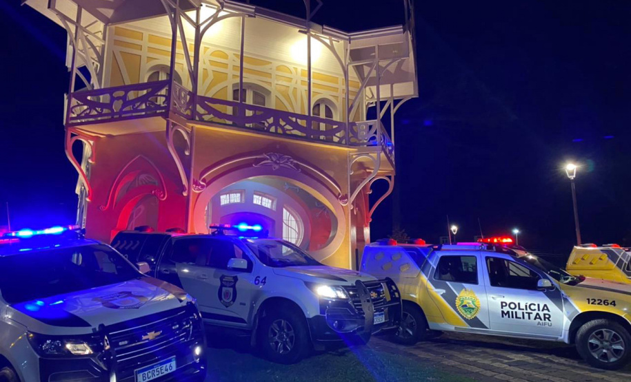 As equipes da Ação Integrada de Fiscalização Urbana (AIFU) fecharam três estabelecimentos comerciais e apreenderam uma máquina caça níquel e 12 maços de cigarros contrabandeados