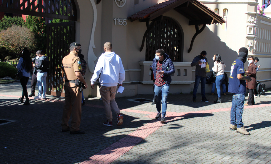 Candidatos de vários estados do Brasil estiveram em Curitiba e outros 27 municípios do Paraná, neste domingo (13/06), para prestar o concurso da Polícia Militar do Paraná (PMPR), o qual oferta duas mil vagas para policiais militares e 400 para bombeiros militares. Os locais de aplicação de provas de conhecimentos gerais foram ampliados e seguiram todos os protocolos de biossegurança. Curitiba, 13/06/2021 - Foto: SESP-PR