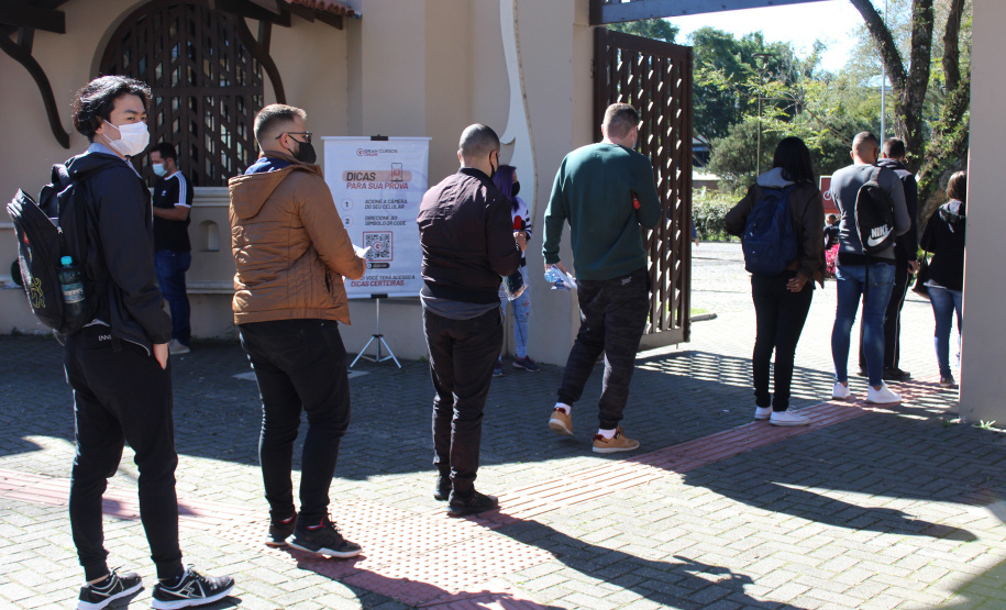 Candidatos de vários estados do Brasil estiveram em Curitiba e outros 27 municípios do Paraná, neste domingo (13/06), para prestar o concurso da Polícia Militar do Paraná (PMPR), o qual oferta duas mil vagas para policiais militares e 400 para bombeiros militares. Os locais de aplicação de provas de conhecimentos gerais foram ampliados e seguiram todos os protocolos de biossegurança. Curitiba, 13/06/2021 - Foto: SESP-PR