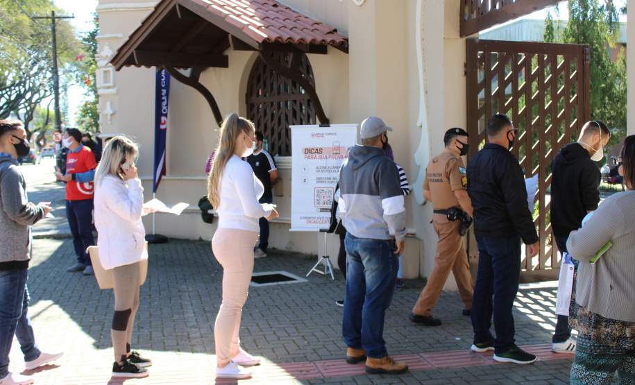 Candidatos de vários estados do Brasil estiveram em Curitiba e outros 27 municípios do Paraná, neste domingo (13/06), para prestar o concurso da Polícia Militar do Paraná (PMPR), o qual oferta duas mil vagas para policiais militares e 400 para bombeiros militares. Os locais de aplicação de provas de conhecimentos gerais foram ampliados e seguiram todos os protocolos de biossegurança. Curitiba, 13/06/2021 - Foto: SESP-PR
