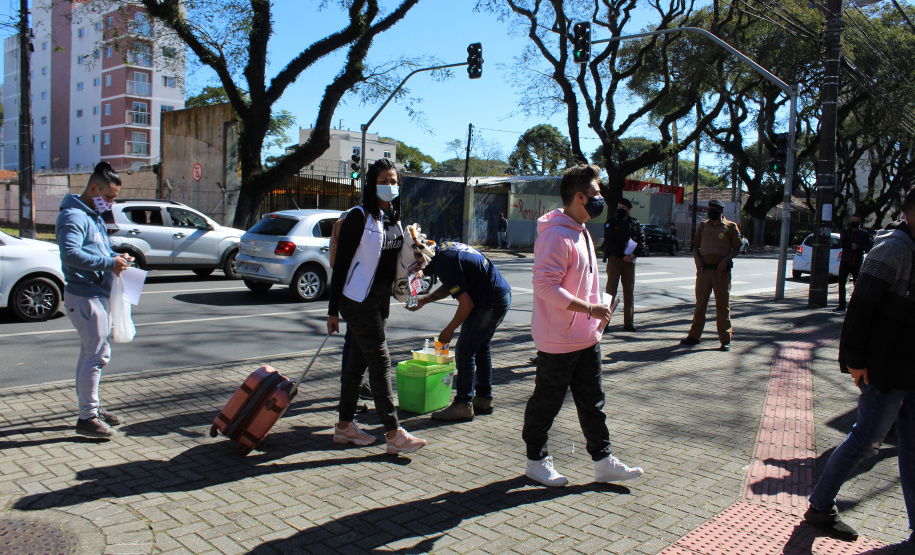 Candidatos de vários estados do Brasil estiveram em Curitiba e outros 27 municípios do Paraná, neste domingo (13/06), para prestar o concurso da Polícia Militar do Paraná (PMPR), o qual oferta duas mil vagas para policiais militares e 400 para bombeiros militares. Os locais de aplicação de provas de conhecimentos gerais foram ampliados e seguiram todos os protocolos de biossegurança. Curitiba, 13/06/2021 - Foto: SESP-PR
