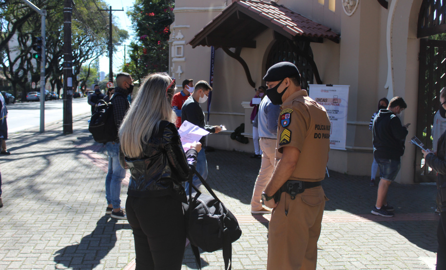Candidatos de vários estados do Brasil estiveram em Curitiba e outros 27 municípios do Paraná, neste domingo (13/06), para prestar o concurso da Polícia Militar do Paraná (PMPR), o qual oferta duas mil vagas para policiais militares e 400 para bombeiros militares. Os locais de aplicação de provas de conhecimentos gerais foram ampliados e seguiram todos os protocolos de biossegurança. Curitiba, 13/06/2021 - Foto: SESP-PR