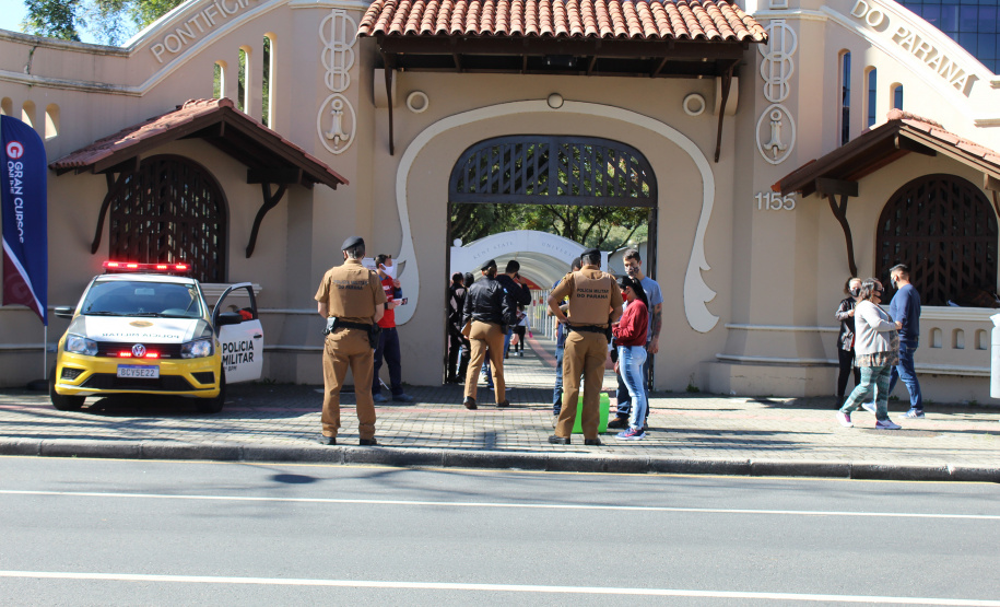 Candidatos de vários estados do Brasil estiveram em Curitiba e outros 27 municípios do Paraná, neste domingo (13/06), para prestar o concurso da Polícia Militar do Paraná (PMPR), o qual oferta duas mil vagas para policiais militares e 400 para bombeiros militares. Os locais de aplicação de provas de conhecimentos gerais foram ampliados e seguiram todos os protocolos de biossegurança. Curitiba, 13/06/2021 - Foto: SESP-PR