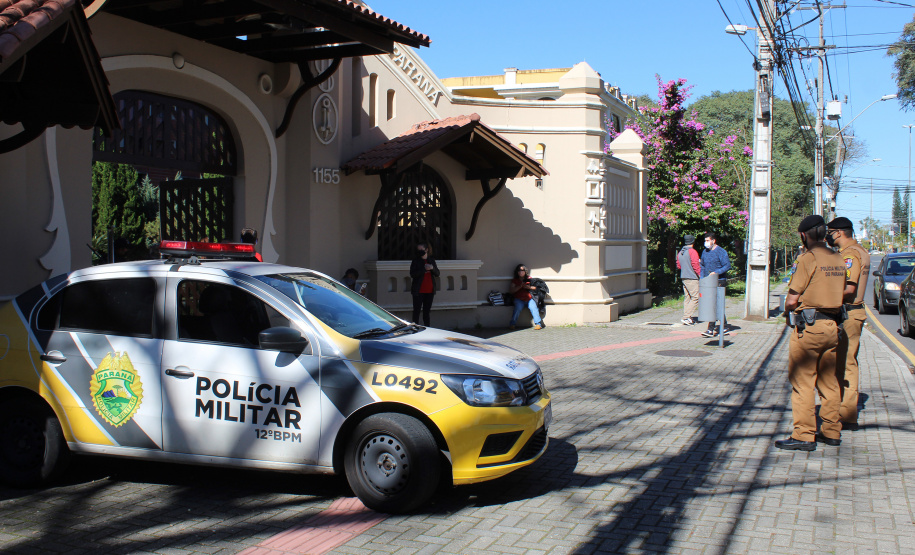 Candidatos de vários estados do Brasil estiveram em Curitiba e outros 27 municípios do Paraná, neste domingo (13/06), para prestar o concurso da Polícia Militar do Paraná (PMPR), o qual oferta duas mil vagas para policiais militares e 400 para bombeiros militares. Os locais de aplicação de provas de conhecimentos gerais foram ampliados e seguiram todos os protocolos de biossegurança. Curitiba, 13/06/2021 - Foto: SESP-PR
