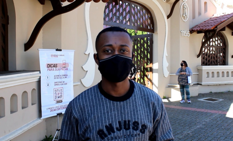 Candidatos de vários estados do Brasil estiveram em Curitiba e outros 27 municípios do Paraná, neste domingo (13/06), para prestar o concurso da Polícia Militar do Paraná (PMPR), o qual oferta duas mil vagas para policiais militares e 400 para bombeiros militares. Os locais de aplicação de provas de conhecimentos gerais foram ampliados e seguiram todos os protocolos de biossegurança. Curitiba, 13/06/2021 - Foto: SESP-PR