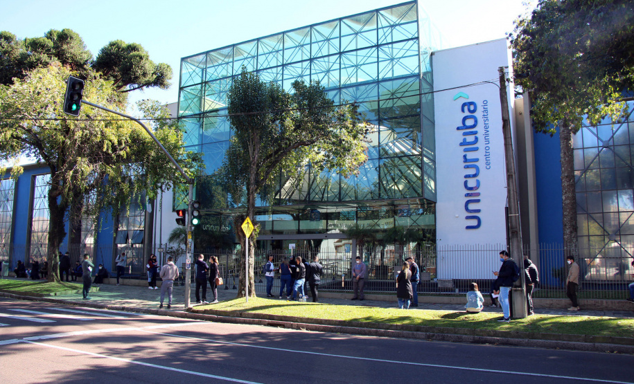 Candidatos de vários estados do Brasil estiveram em Curitiba e outros 27 municípios do Paraná, neste domingo (13/06), para prestar o concurso da Polícia Militar do Paraná (PMPR), o qual oferta duas mil vagas para policiais militares e 400 para bombeiros militares. Os locais de aplicação de provas de conhecimentos gerais foram ampliados e seguiram todos os protocolos de biossegurança. Curitiba, 13/06/2021  -  Foto: Soldado Adilson Voinaski Afonso