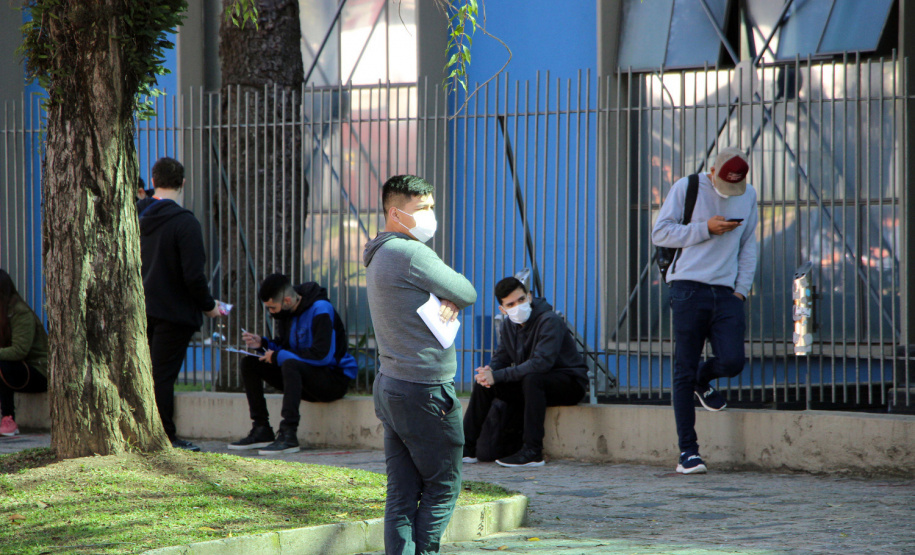 Candidatos de vários estados do Brasil estiveram em Curitiba e outros 27 municípios do Paraná, neste domingo (13/06), para prestar o concurso da Polícia Militar do Paraná (PMPR), o qual oferta duas mil vagas para policiais militares e 400 para bombeiros militares. Os locais de aplicação de provas de conhecimentos gerais foram ampliados e seguiram todos os protocolos de biossegurança. Curitiba, 13/06/2021  -  Foto: Soldado Adilson Voinaski Afonso