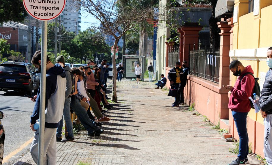 Candidatos de vários estados do Brasil estiveram em Curitiba e outros 27 municípios do Paraná, neste domingo (13/06), para prestar o concurso da Polícia Militar do Paraná (PMPR), o qual oferta duas mil vagas para policiais militares e 400 para bombeiros militares. Os locais de aplicação de provas de conhecimentos gerais foram ampliados e seguiram todos os protocolos de biossegurança. Curitiba, 13/06/2021  -  Foto: Soldado Adilson Voinaski Afonso