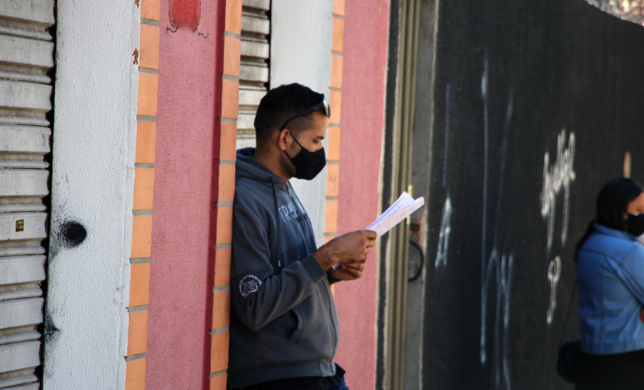 Candidatos de vários estados do Brasil estiveram em Curitiba e outros 27 municípios do Paraná, neste domingo (13/06), para prestar o concurso da Polícia Militar do Paraná (PMPR), o qual oferta duas mil vagas para policiais militares e 400 para bombeiros militares. Os locais de aplicação de provas de conhecimentos gerais foram ampliados e seguiram todos os protocolos de biossegurança. Curitiba, 13/06/2021  -  Foto: Soldado Adilson Voinaski Afonso