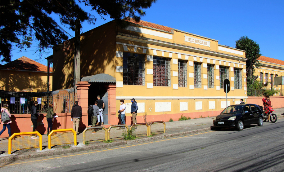Candidatos de vários estados do Brasil estiveram em Curitiba e outros 27 municípios do Paraná, neste domingo (13/06), para prestar o concurso da Polícia Militar do Paraná (PMPR), o qual oferta duas mil vagas para policiais militares e 400 para bombeiros militares. Os locais de aplicação de provas de conhecimentos gerais foram ampliados e seguiram todos os protocolos de biossegurança. Curitiba, 13/06/2021  -  Foto: Soldado Adilson Voinaski Afonso